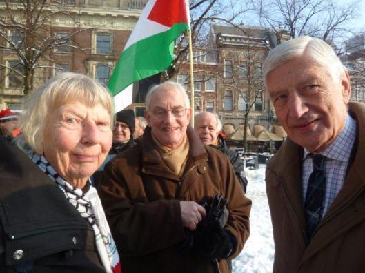 Wijenberg (midden) met Margriet Teders van “Vrouwen in het Zwart” die rouwdiensten houden omwille van de slachtoffers die de Joden maken en natuurlijk rechts de bekende “anti-Zionist” Dries van Agt
